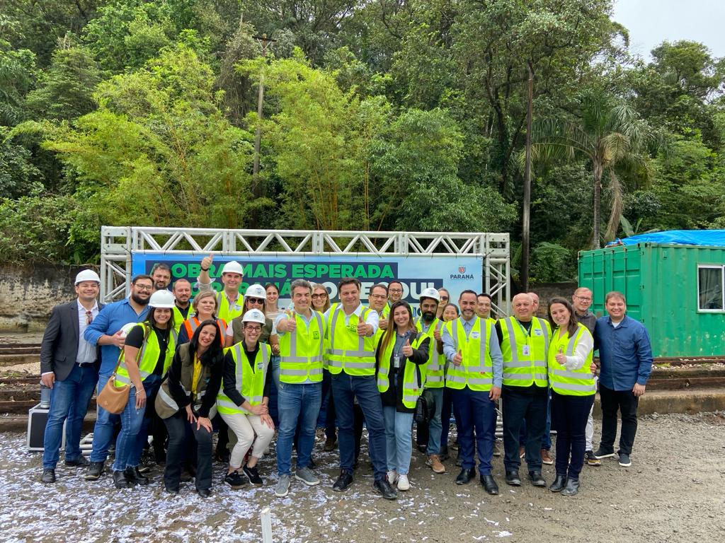 Equipes do DER/PR, SEIL e CSPG comemoram a retomada das atividades no marco da Ponte de Guaratuba, no canteiro de obras industriais liberado após queda da liminar que suspendia a Licença Prévia.