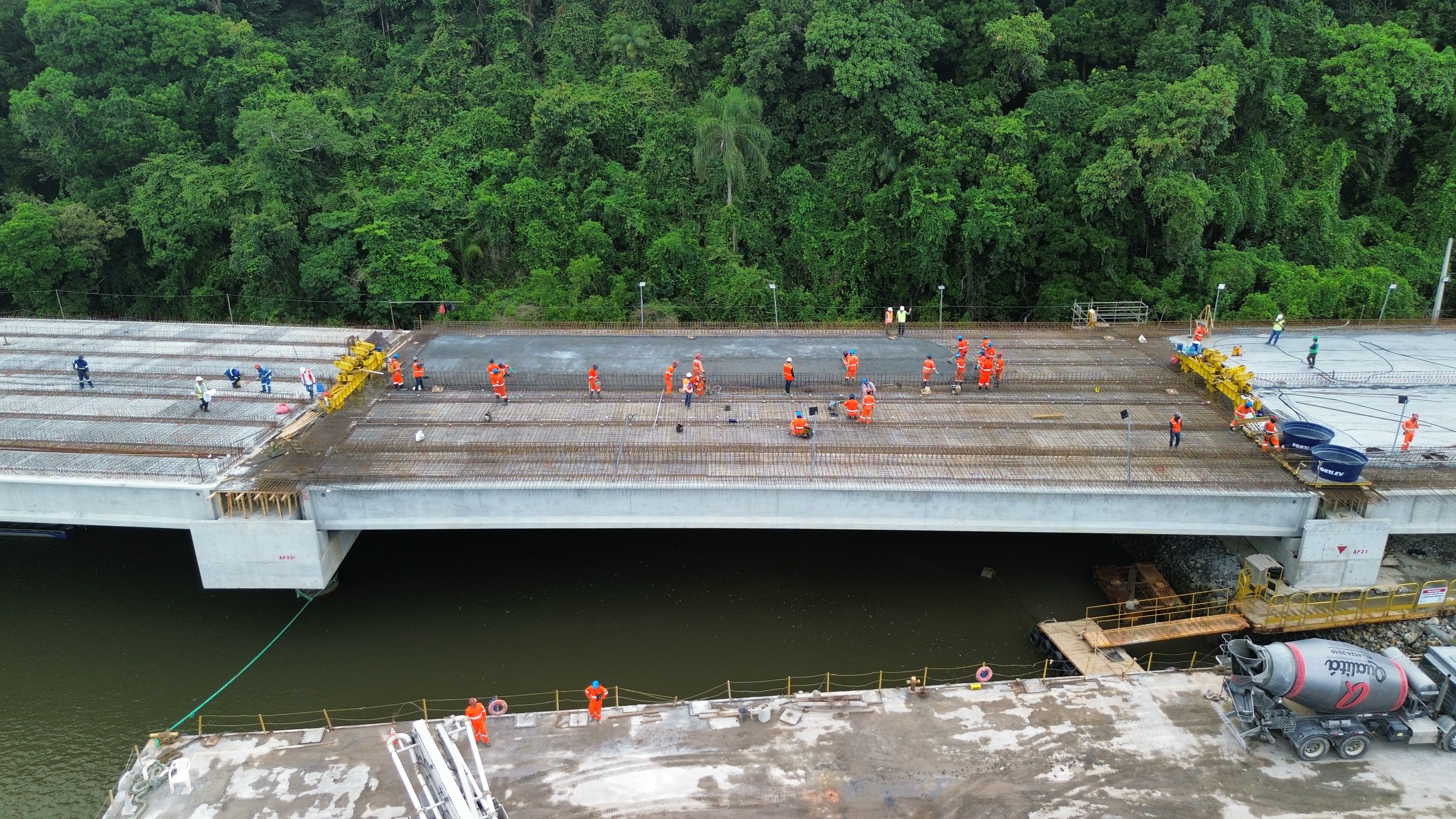 Concretagem do 2º vão no trecho pré-moldado da Ponte de Guaratuba