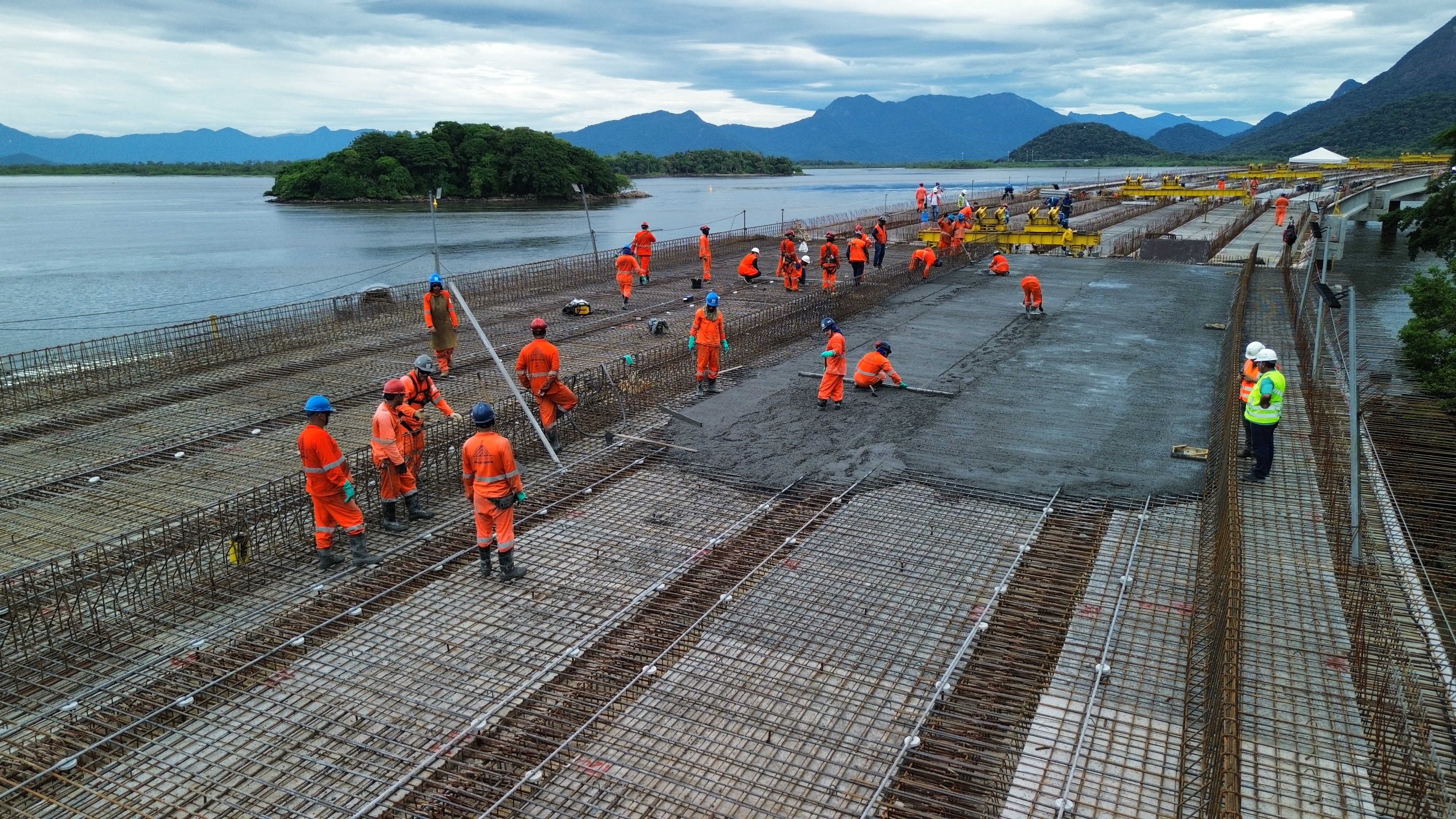 Concretagem do 2º vão no trecho pré-moldado da Ponte de Guaratuba