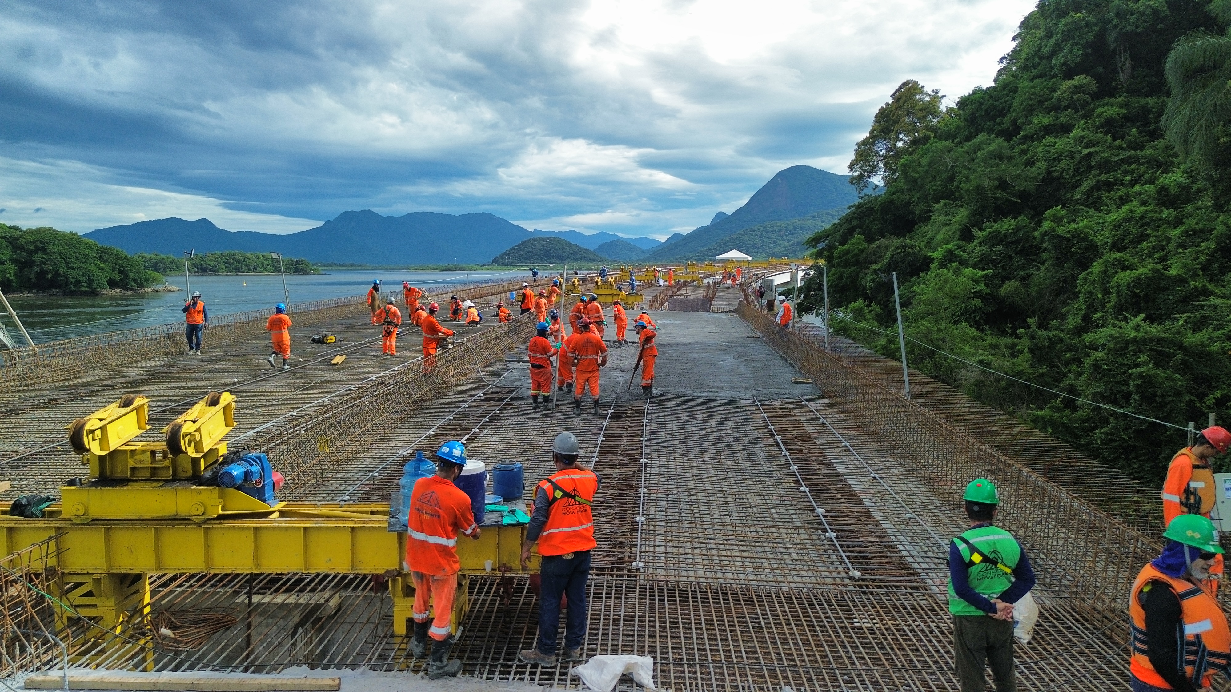 Concretagem do 2º vão no trecho pré-moldado da Ponte de Guaratuba