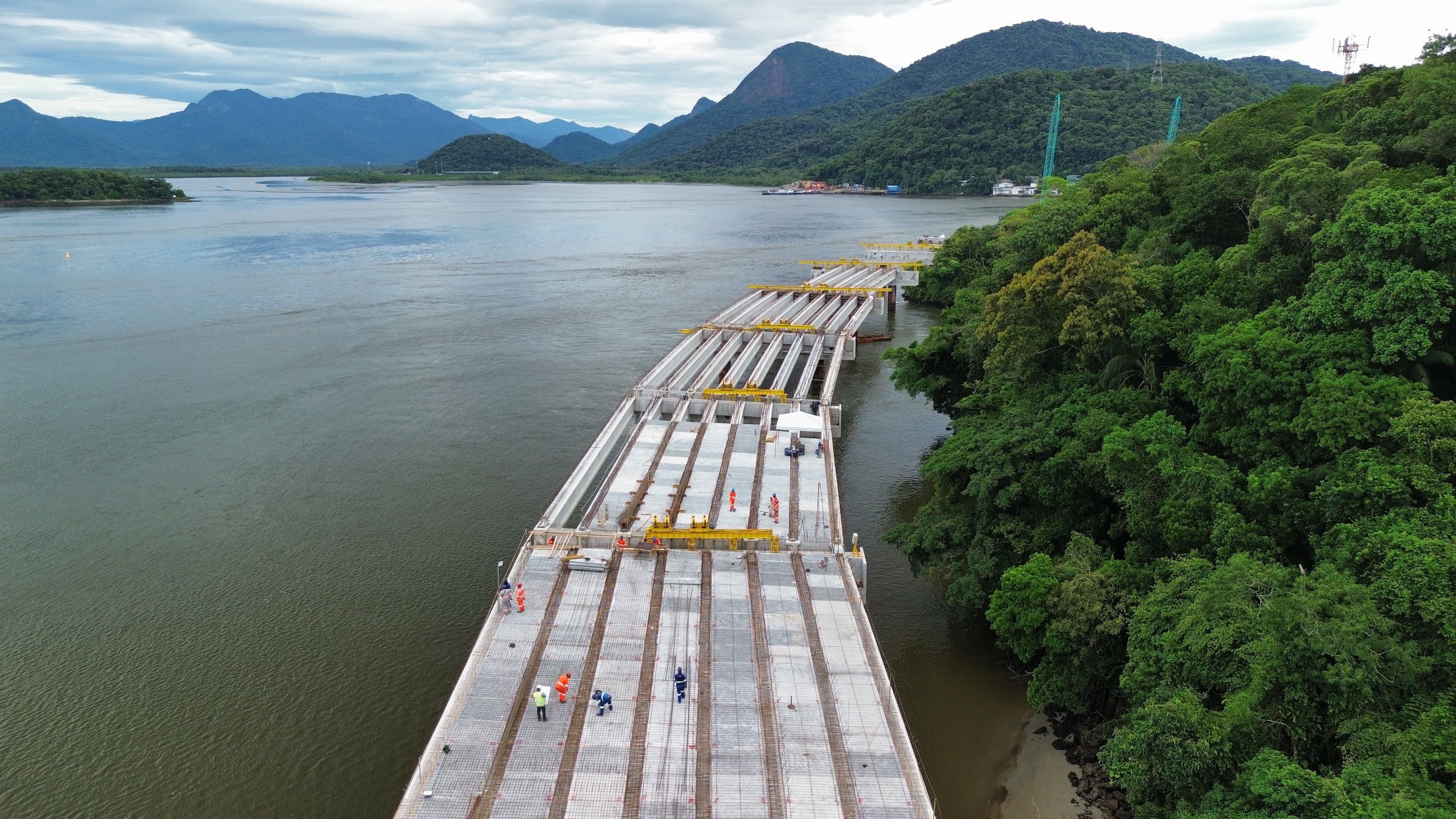 Lançamento da pré-laje que serve como fôrma para receber a concretagem