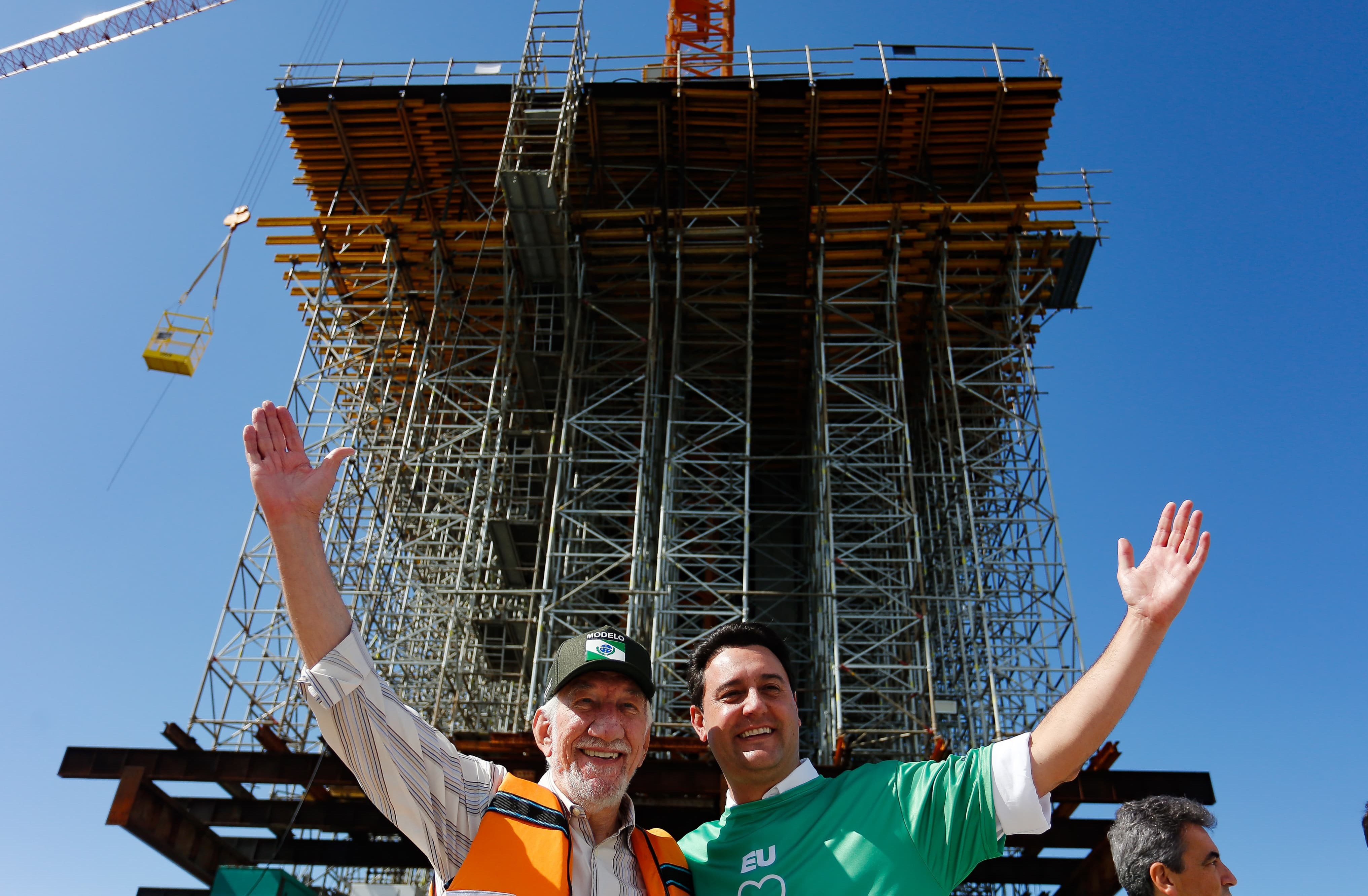Em ritmo acelerado, a construção da Ponte de Guaratuba chegou à metade da execução. O governador Carlos Massa Ratinho Junior esteve no canteiro de obras, nesta quinta-feira (1), para acompanhar a evolução da obra.