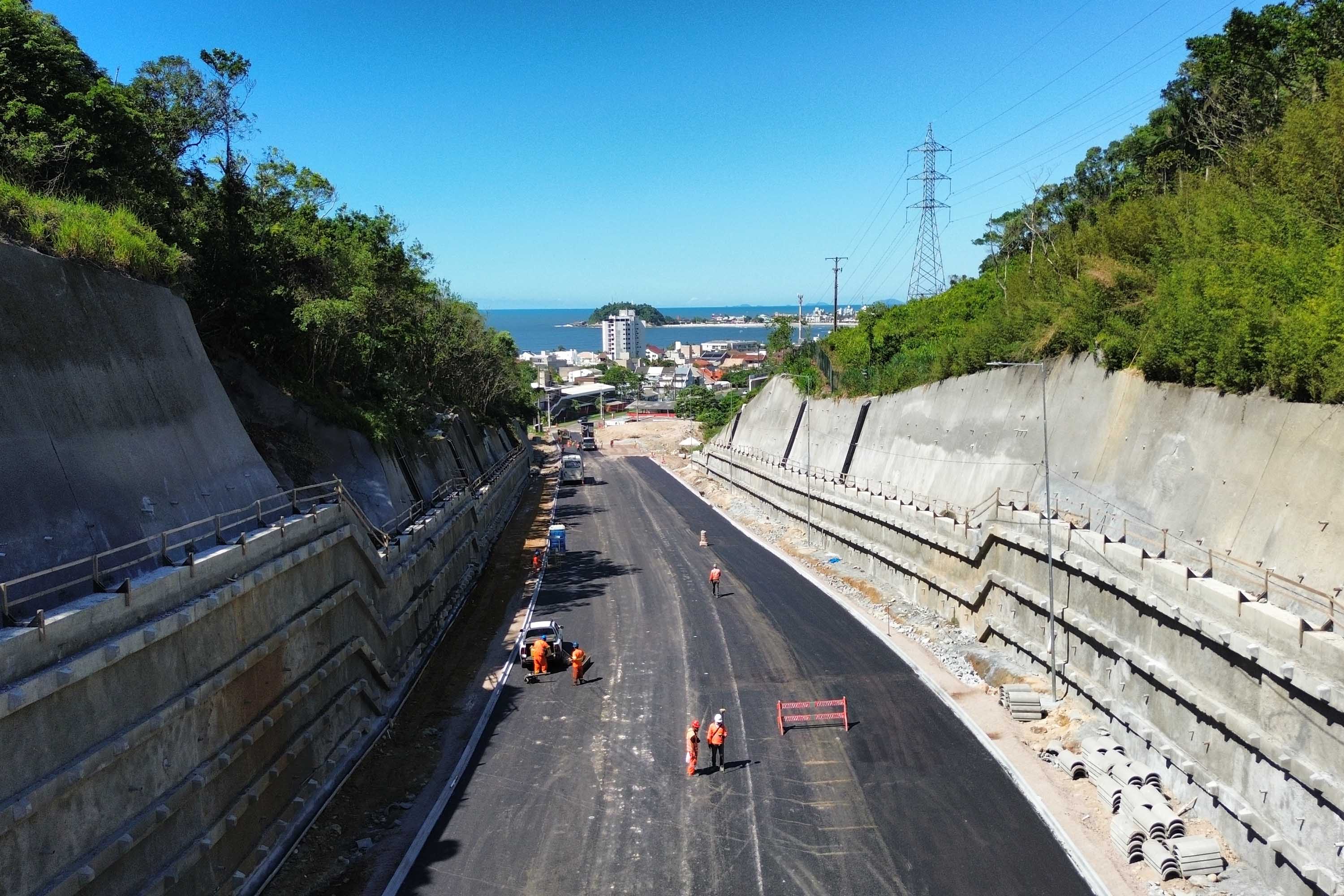 Ponte de Guaratuba inicia revestimento em concreto asfáltico dos acessos