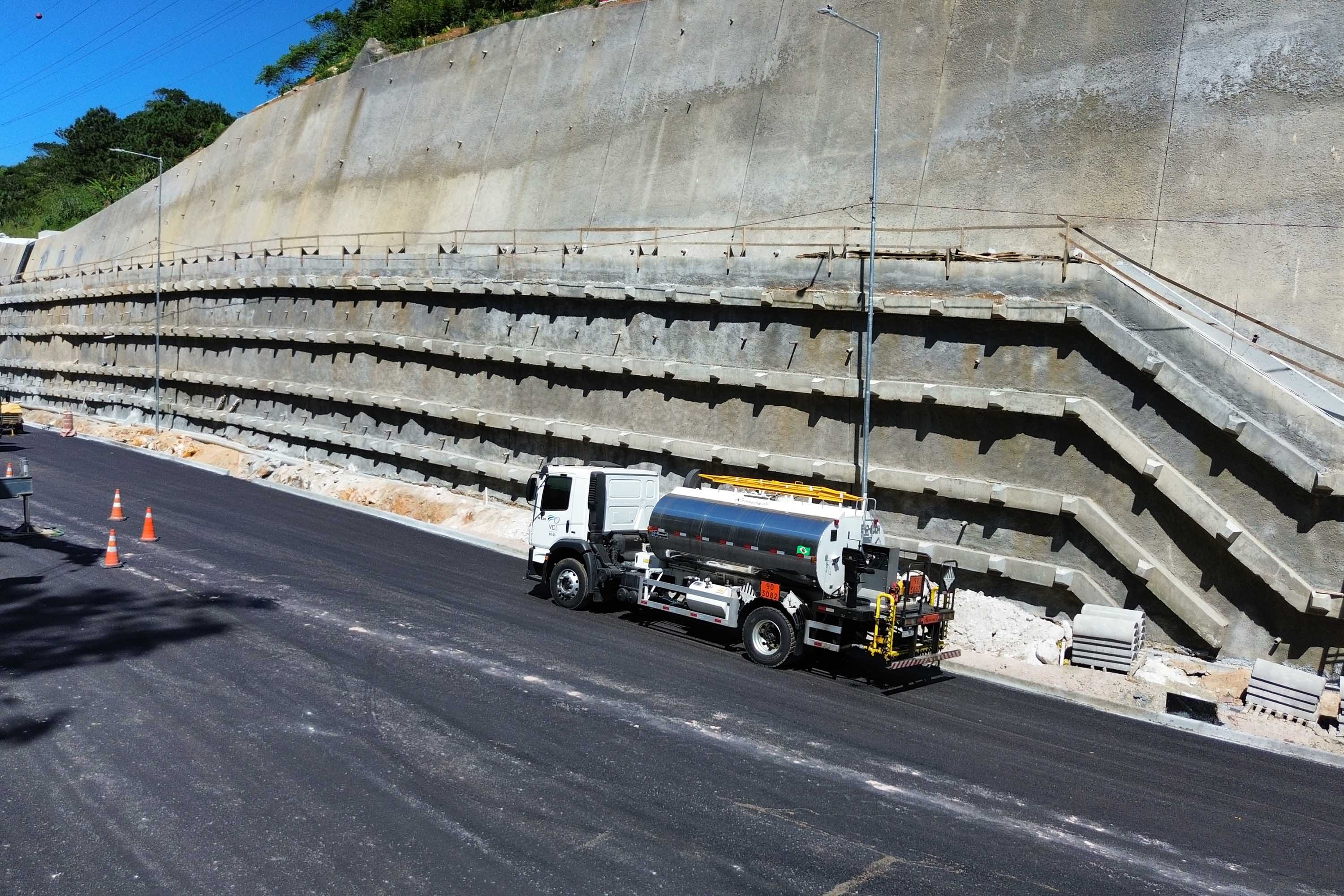 Ponte de Guaratuba inicia revestimento em concreto asfáltico dos acessos