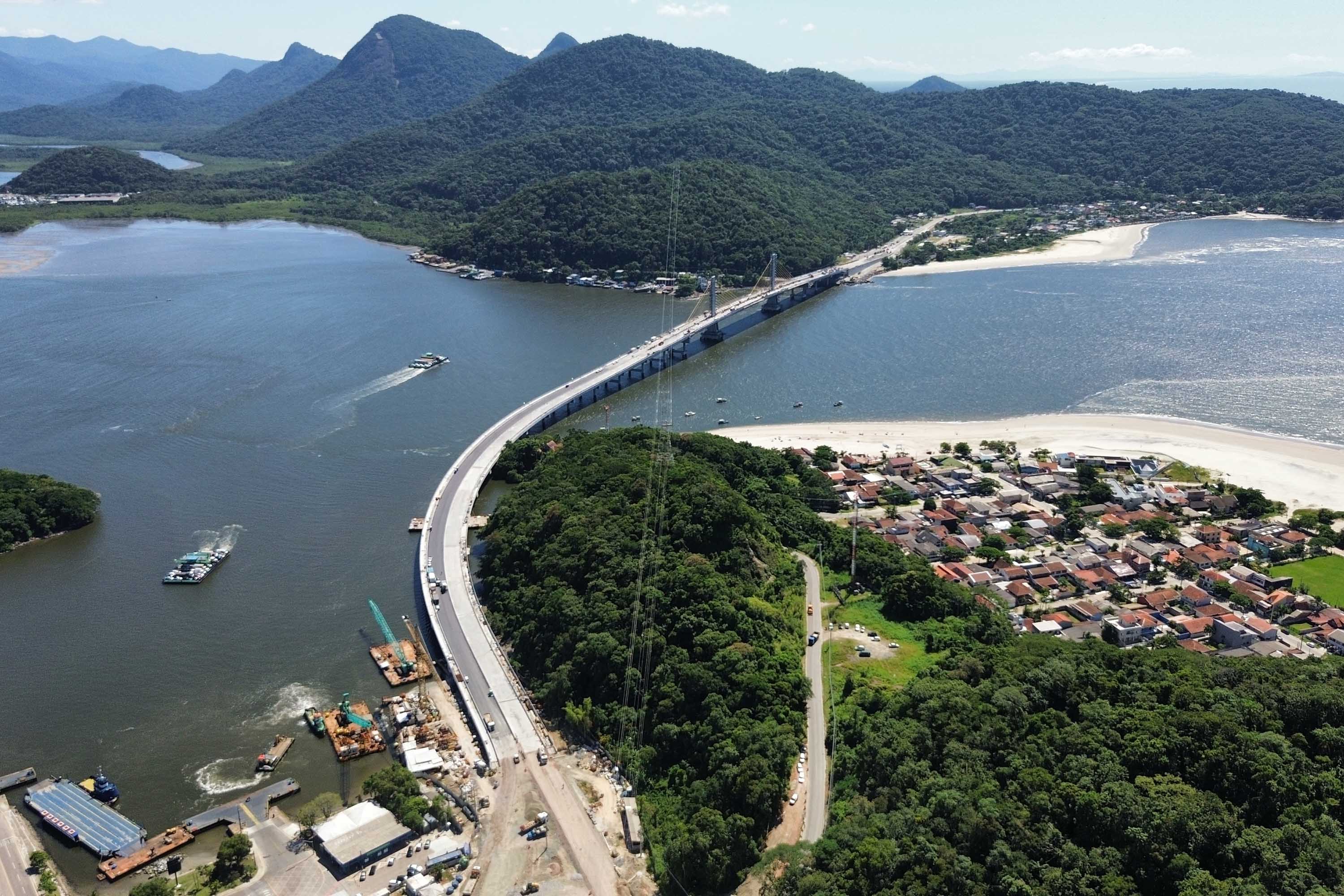 Ponte de Guaratuba inicia revestimento em concreto asfáltico dos acessos