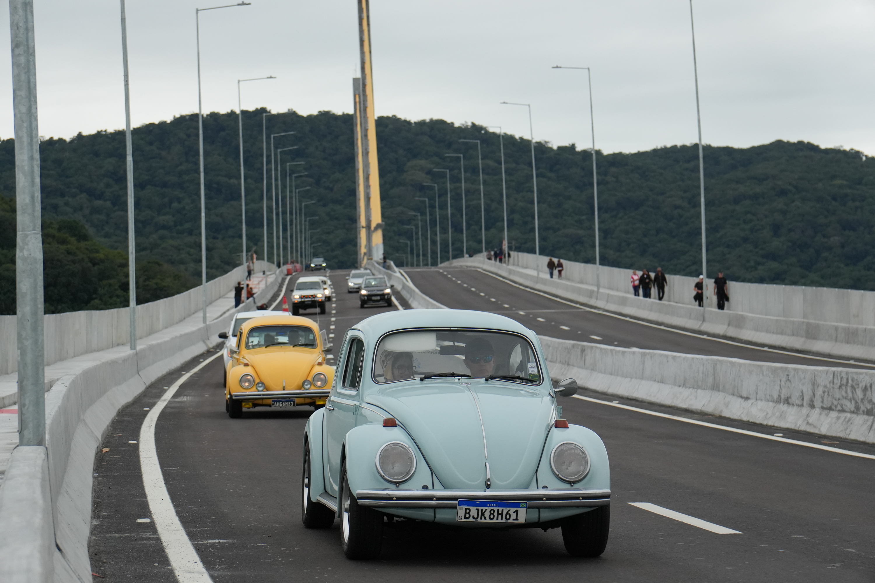 Com mais de 500 carros antigos e motos, passeio celebra Ponte de Guaratuba, no Litoral