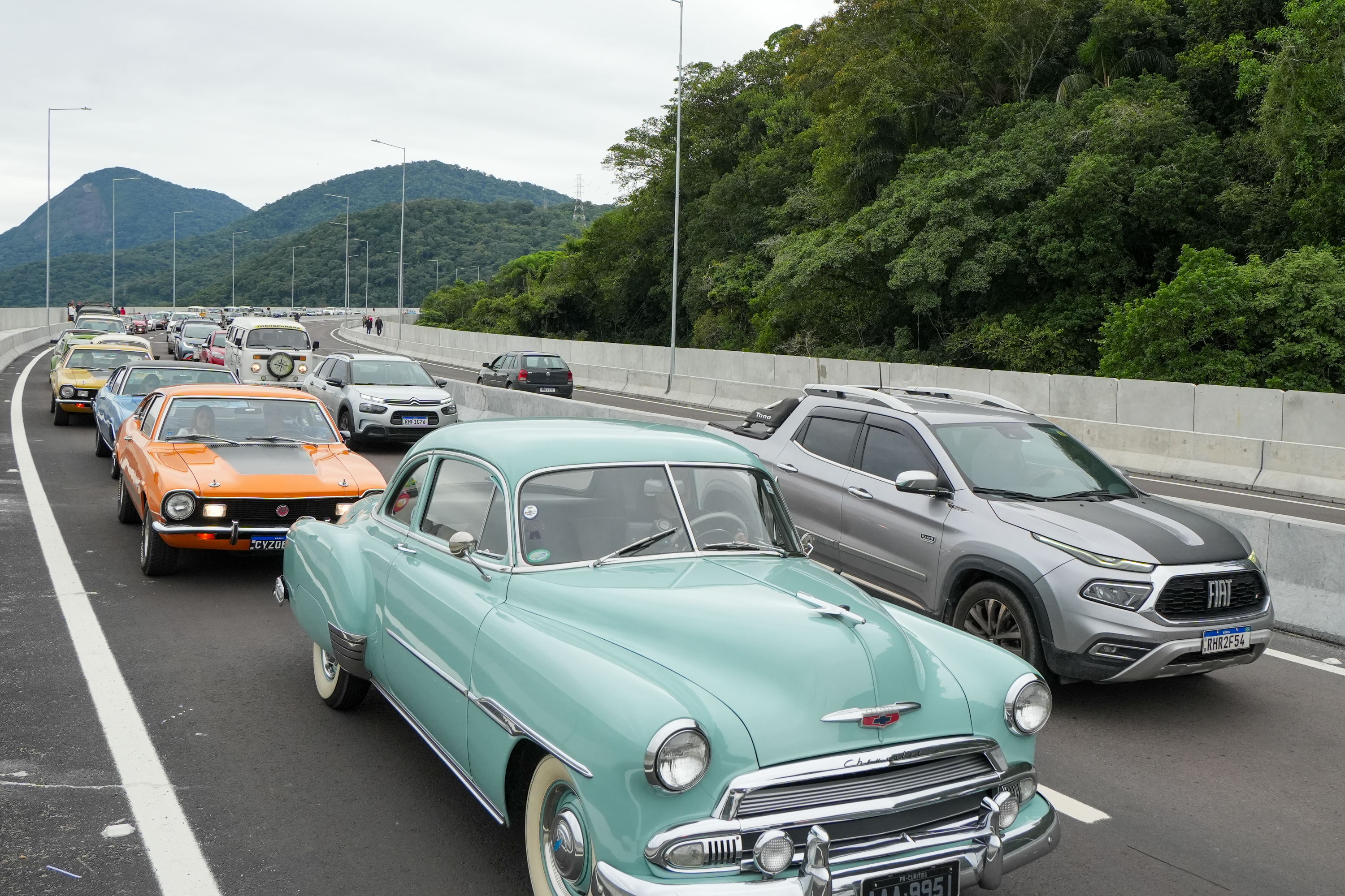 Com mais de 500 carros antigos e motos, passeio celebra Ponte de Guaratuba, no Litoral