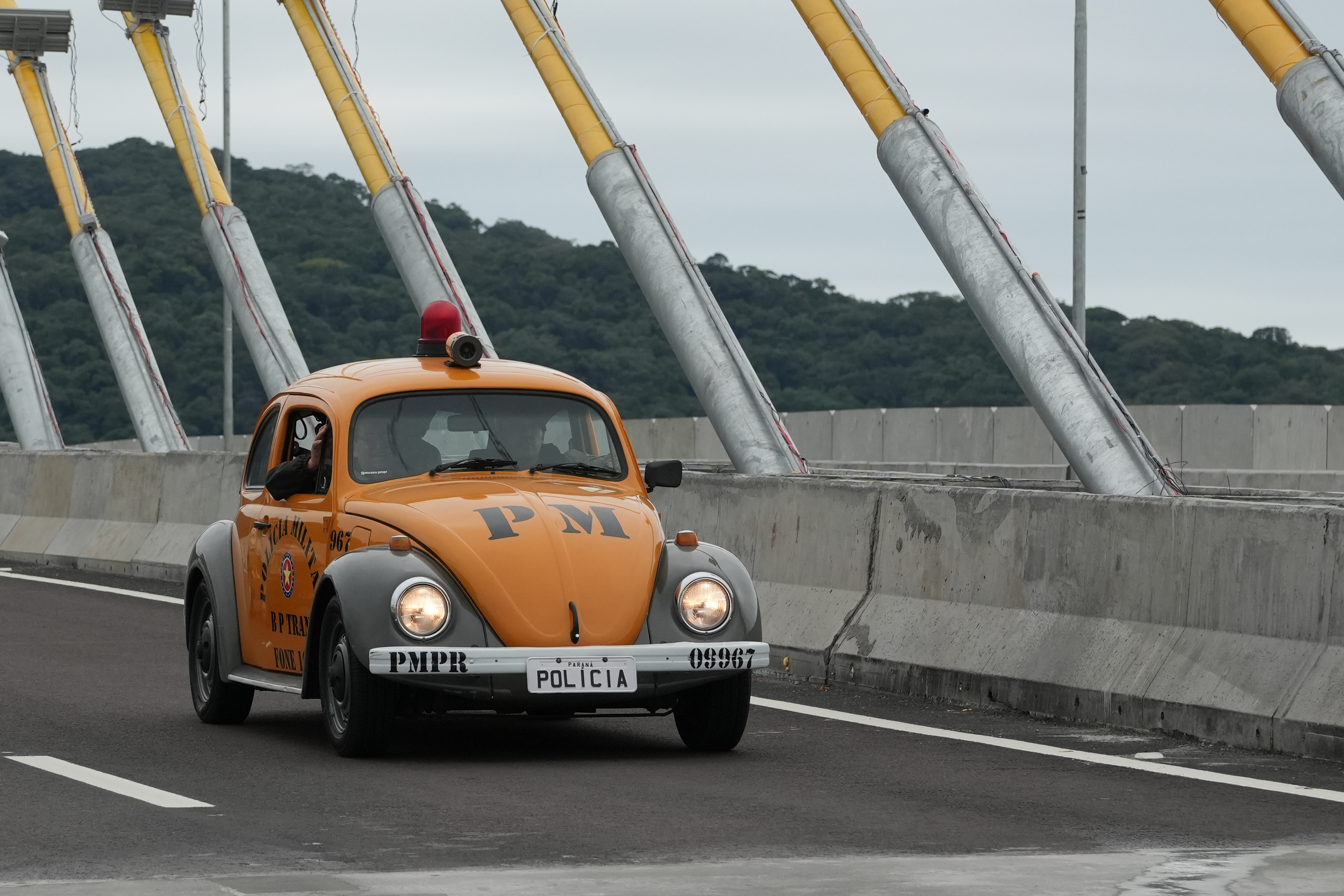 Com mais de 500 carros antigos e motos, passeio celebra Ponte de Guaratuba, no Litoral