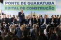 Governador lança edital de construção da Ponte de Guaratuba, que resolve gargalo histórico do Litoral. Ratinho Junior lançou nesta sexta-feira (1) o edital de contratação integrada dos projetos e da construção. Com 1.244 metros de extensão, a ponte terá uma seção estaiada de 320 metros, que vai permitir a navegação pela baía.