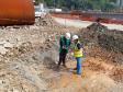 Ponte de Guaratuba: Acompanhamento arqueológico. O arqueólogo que está em campo realiza inspeções antes, durante e depois de qualquer atividade que impacte o solo