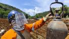 O uso de Equipamento de Proteção Individual (EPI) é obrigatório em toda a área da obra da Ponte de Guaratuba