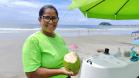 Helena Maria Serafim trabalha há 4 anos como ambulante na praia central de Guaratuba e espera aumento nas vendas com maior visitação de turistas