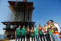 Em ritmo acelerado, a construção da Ponte de Guaratuba chegou à metade da execução. O governador Carlos Massa Ratinho Junior esteve no canteiro de obras, nesta quinta-feira (1), para acompanhar a evolução da obra. 