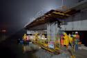 Ponte de Guaratuba mantém ritmo acelerado de obras até de madrugada