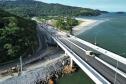 Ponte de Guaratuba: instalação do asfalto avança no acesso de Matinhos