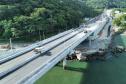 Ponte de Guaratuba: instalação do asfalto avança no acesso de Matinhos
