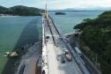 Ponte de Guaratuba: instalação do asfalto avança no acesso de Matinhos