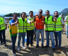 Governador Ratinho Junior comemora a chegada da segunda balsa de apoio marítimo