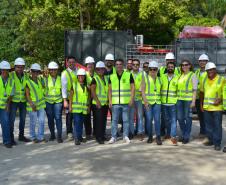 Equipe reunida para receber a segunda balsa de apoio marítimo em Guaratuba