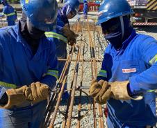 Trabalhadores no Canteiro Industrial da Ponte de Guaratuba