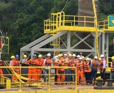 Governador e diretores embarcados na Balsa Crescer para a primeira fundaçao