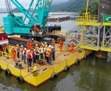 Governador e diretores embarcados na Balsa Crescer para a primeira fundaçao