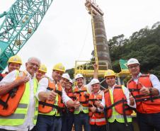 Representantes reunidos para fundação da primeira estaca da Ponte de Guaratuba  