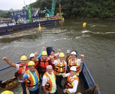 Representantes reunidos para fundação da primeira estaca da Ponte de Guaratuba  