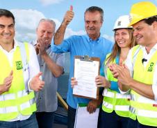 Fernando Furiatti (Diretor Presidente DER/PR), Everton Souza (Diretor Presidente IAT), Janice Kazmierczak (Diretora Técnica DER/PR) e Sandro Alex (Secretário SEIL) comemoram a emissão da LI para a construção da Ponte de Guaratuba.  