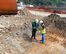 Ponte de Guaratuba: Acompanhamento arqueológico. O arqueólogo que está em campo realiza inspeções antes, durante e depois de qualquer atividade que impacte o solo