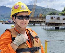 Jacqueline Alves Serafim, marinheira de convés, que atua na obra da Ponte de Guaratuba, diz: “adoto a ideia de acidente zero cuidando de mim e do próximo”