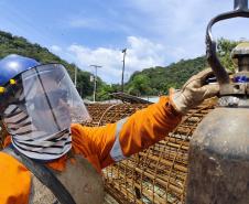 O uso de Equipamento de Proteção Individual (EPI) é obrigatório em toda a área da obra da Ponte de Guaratuba