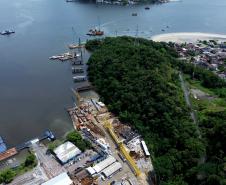 A imagem aérea mostra o progresso das obras da Ponte de Guaratuba, que atingem 32% de execução 