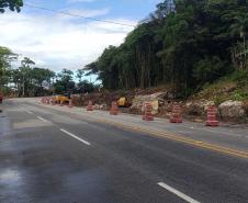 Obras da Ponte de Guaratuba chegam a 32% de execução e marcam progresso no trecho estaiado. Foto mostra obras no acesso a ponte pelo lado de matinhos