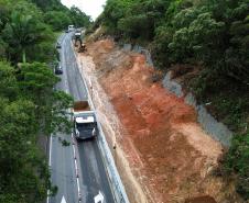 Obras da Ponte de Guaratuba chegam a 32% de execução e marcam progresso no trecho estaiado. Foto mostra obras no acesso a ponte pelo lado de guaratuba