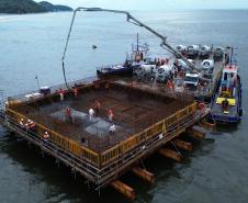 concretagem do bloco de coroamento das estacas do apoio 4 do trecho estaiado da ponte de guaratuba