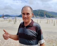 José Bento Pereira reside há 50 anos no bairro Caieiras, em Guaratuba, e vê a obra da ponte de Guaratuba como a realização de um sonho