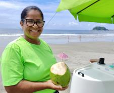 Helena Maria Serafim trabalha há 4 anos como ambulante na praia central de Guaratuba e espera aumento nas vendas com maior visitação de turistas