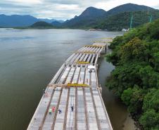 Lançamento da pré-laje que serve como fôrma para receber a concretagem
