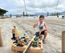 Menino sonha em ser engenheiro e cria réplica da Ponte de Guaratuba com brinquedos