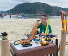 Menino sonha em ser engenheiro e cria réplica da Ponte de Guaratuba com brinquedos