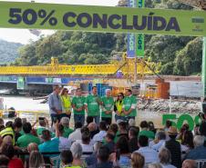 Em ritmo acelerado, a construção da Ponte de Guaratuba chegou à metade da execução. O governador Carlos Massa Ratinho Junior esteve no canteiro de obras, nesta quinta-feira (1), para acompanhar a evolução da obra. 