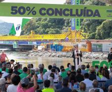 Em ritmo acelerado, a construção da Ponte de Guaratuba chegou à metade da execução. O governador Carlos Massa Ratinho Junior esteve no canteiro de obras, nesta quinta-feira (1), para acompanhar a evolução da obra. 