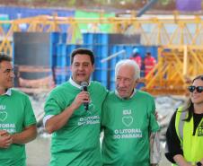 Em ritmo acelerado, a construção da Ponte de Guaratuba chegou à metade da execução. O governador Carlos Massa Ratinho Junior esteve no canteiro de obras, nesta quinta-feira (1), para acompanhar a evolução da obra. 