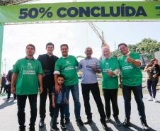 Em ritmo acelerado, a construção da Ponte de Guaratuba chegou à metade da execução. O governador Carlos Massa Ratinho Junior esteve no canteiro de obras, nesta quinta-feira (1), para acompanhar a evolução da obra. 