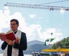 Em ritmo acelerado, a construção da Ponte de Guaratuba chegou à metade da execução. O governador Carlos Massa Ratinho Junior esteve no canteiro de obras, nesta quinta-feira (1), para acompanhar a evolução da obra. 