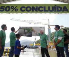 Em ritmo acelerado, a construção da Ponte de Guaratuba chegou à metade da execução. O governador Carlos Massa Ratinho Junior esteve no canteiro de obras, nesta quinta-feira (1), para acompanhar a evolução da obra. 