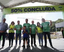 Em ritmo acelerado, a construção da Ponte de Guaratuba chegou à metade da execução. O governador Carlos Massa Ratinho Junior esteve no canteiro de obras, nesta quinta-feira (1), para acompanhar a evolução da obra. 