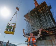 Em ritmo acelerado, a construção da Ponte de Guaratuba chegou à metade da execução. O governador Carlos Massa Ratinho Junior esteve no canteiro de obras, nesta quinta-feira (1), para acompanhar a evolução da obra. 