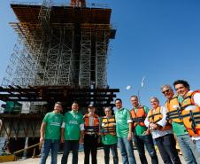 Em ritmo acelerado, a construção da Ponte de Guaratuba chegou à metade da execução. O governador Carlos Massa Ratinho Junior esteve no canteiro de obras, nesta quinta-feira (1), para acompanhar a evolução da obra. 